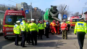 GALERIE FOTO Accident rutier pe bulevardul Timişoara din Capitală. Un bărbat a fost prins sub o betonieră