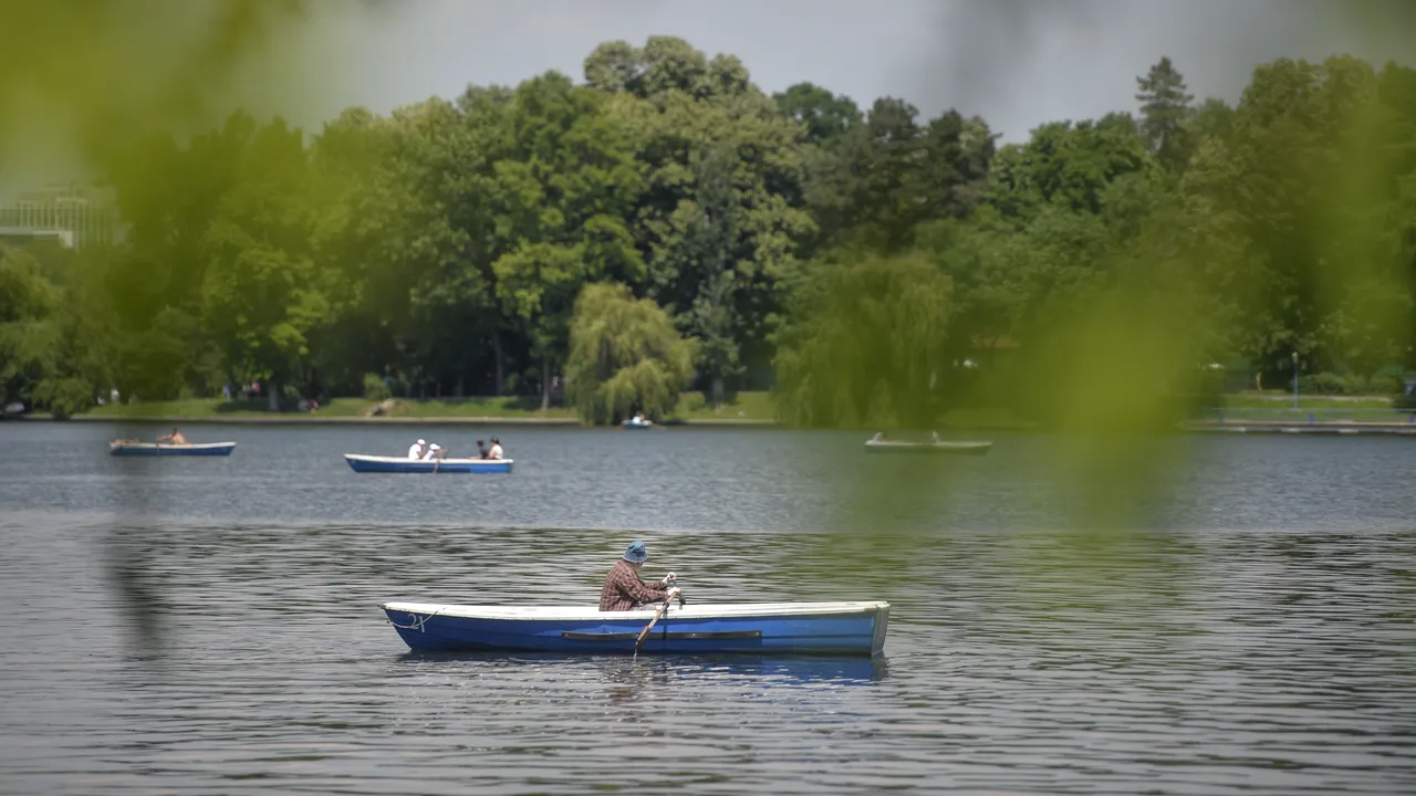 Începând de joi, bucureştenii se pot plimba cu vaporaşul pe lacul Herăstrău