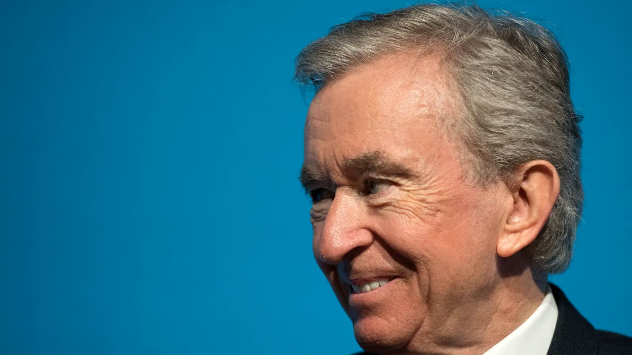 Bernard Arnault a fost detronat de Elon Musk în topul miliardarilor, în contextul declinului pieţei de lux