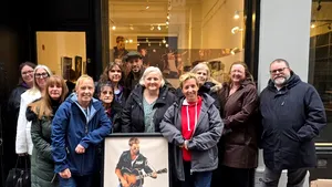 Scandal în familia fostei asistente a lui George Michael / Chitara din videoclipul „Faith”, scoasă la licitație pentru până la 120.000 de lire