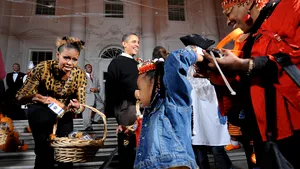 Barack şi Michelle Obama au împărţit dulciuri de Halloween - GALERIE FOTO