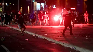 VIDEO: Sute de persoane au încercat să ia cu asalt clădirea Parlamentului din Belgrad, în a patra zi de proteste