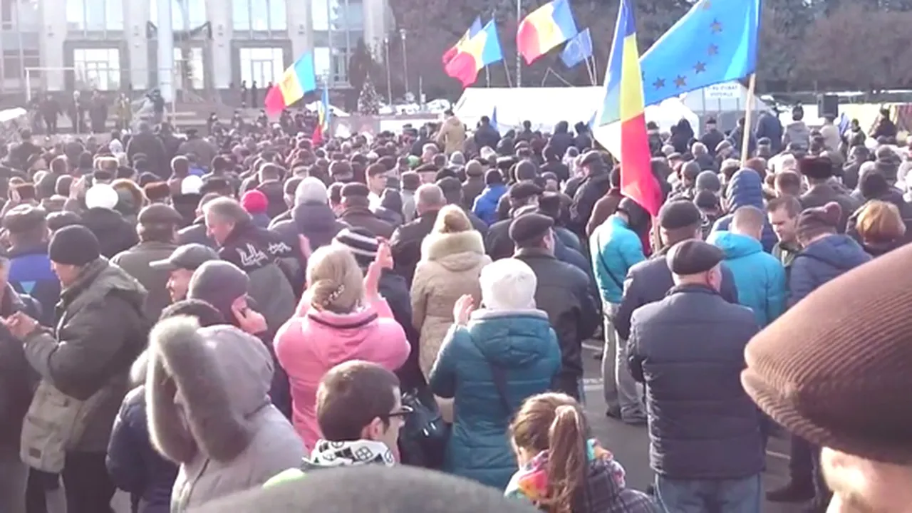 Circa 10.000 de persoane protestează la Chişinău, cerând alegeri parlamentare anticipate