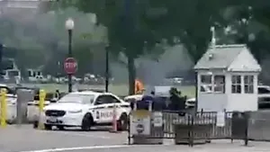 Scene şocante: Un individ s-a autoincendiat în apropierea Casei Albe