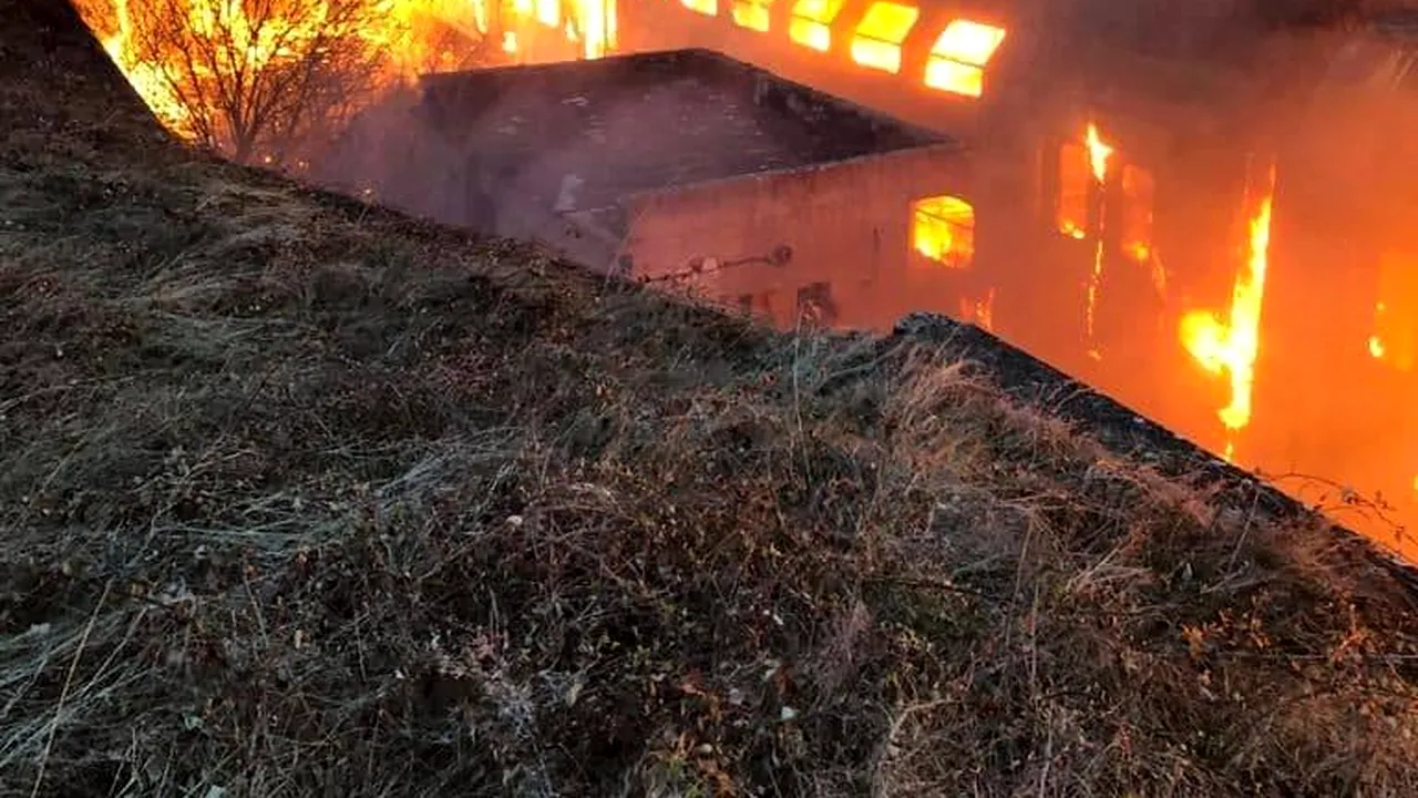 Incendiu PUTERNIC în gara Oraviţa. Flăcările au cuprins patru vagoane | FOTO