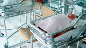 Dosar penal pentru neglijenţă în serviciu în cazul unui bebeluş născut fără gambe şi antebraţul drept