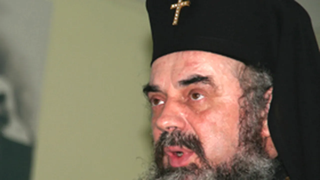 Afişe împotriva IPS Daniel, lipite în centrul Capitalei