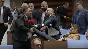 Scandal și violențe în Parlamentul din Bulgaria la dezbaterea bugetului de stat