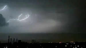 Vreme călduroasă în Capitală însă miercuri seara vor fi averse și descărcări electrice