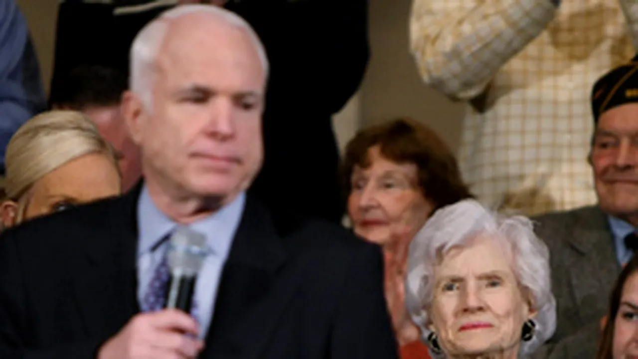 John McCain oferă exemplul mamei sale pentru a alunga dubiile privind vârsta sa