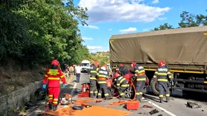 Mureș: Trei morți, între care un copil, după impactul dintre trei mașini și un camion militar