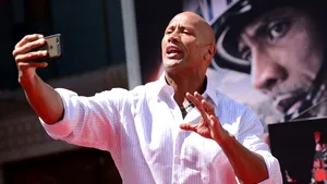 Record Guinness: Actorul Dwayne Johnson a făcut cele mai multe selfie-uri în trei minute