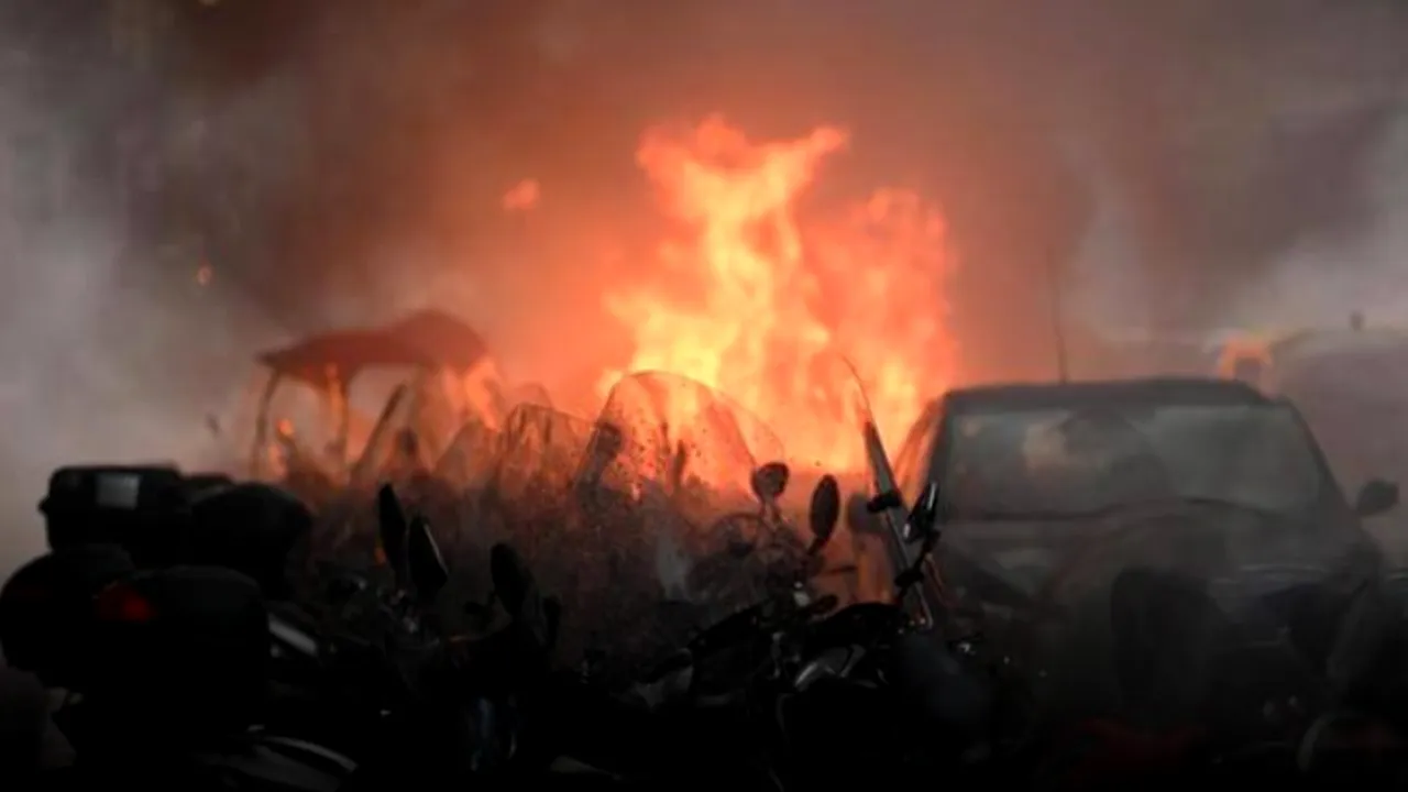 Incidente produse de fanii echipei Eintracht Frankfurt la Napoli: a fost incendiată o maşină a Poliţiei