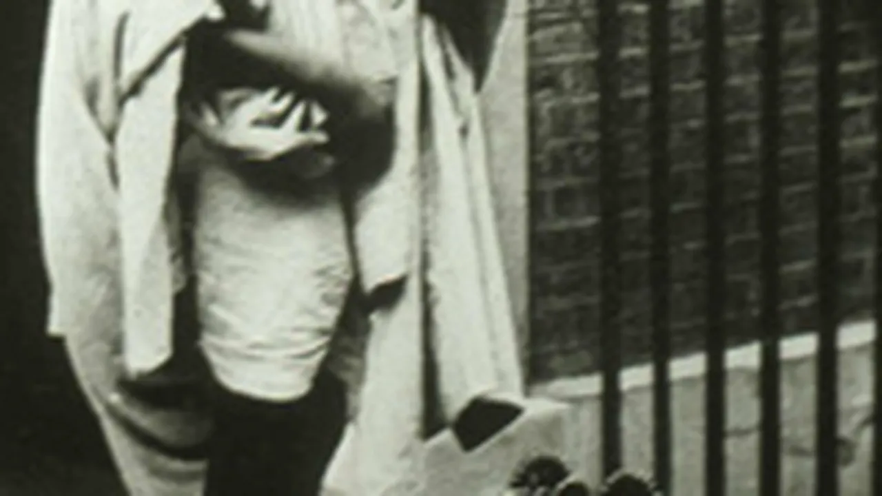 Ochelarii şi sandalele lui Mahatma Gandhi, la licitaţie