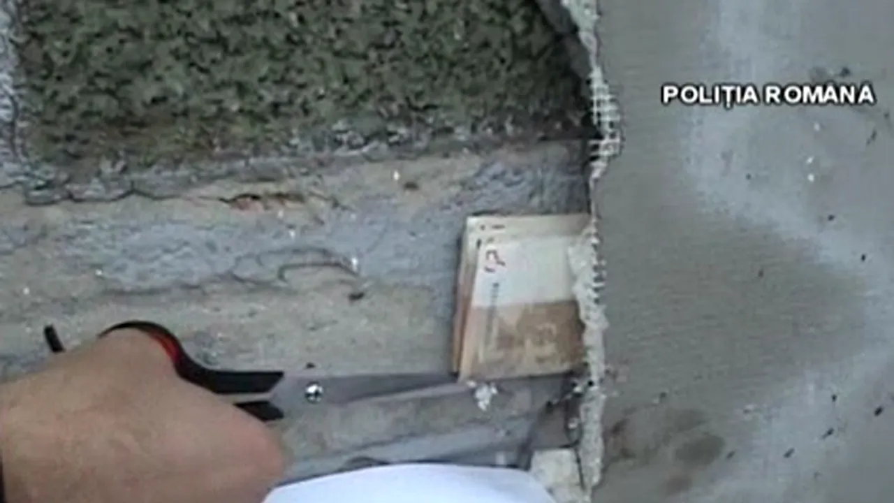 O parte din milionul de euro furat, găsit în pereţii a două case. Vezi aici cum scot poliţiştii banii din zid