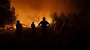 Un pompier voluntar a murit iar alte opt persoane au fost rănite în urma unui incendiu de vegetație din Turcia