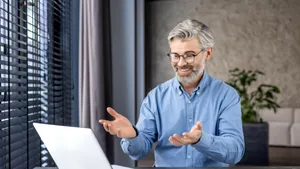 Ochelarii de vedere, între tehnologie și stil: cum au transformat noile tendințe imaginea personală și piața de optică (P)