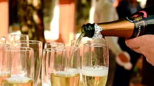 Şampania îşi schimbă originea. O lege din Rusia obligă producătorii din alte ţări să numească băutura ”vin spumant”