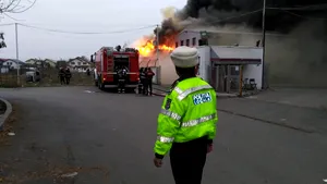 Un incendiu puternic a izbucnit la o fabrică de mezeluri din Buftea: 16 autospeciale intervin la faţa locului/ Incidentul, anunţat prin Ro-Alert: Oamenii să închidă geamurile | FOTO, VIDEO