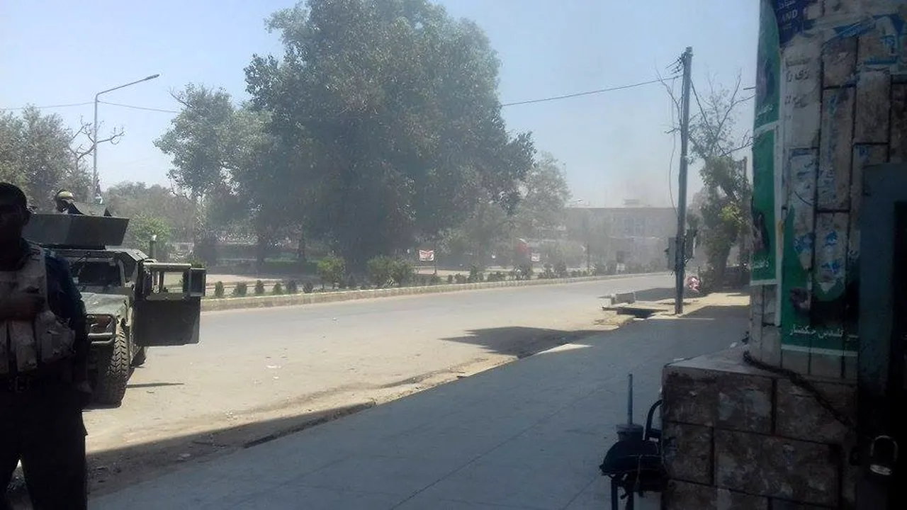 FOTO, VIDEO Sediul unui post de radiodifuziune afgan, luat cu asalt de atacatori sinucigaşi