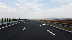 Femeie prinsă când conducea cu 210 de km/h pe A1. Poliţiştii i-au suspendat permisul de conducere/ Un alt vitezoman, prins pe Autostrada A3 conducând cu 240 de km/h
