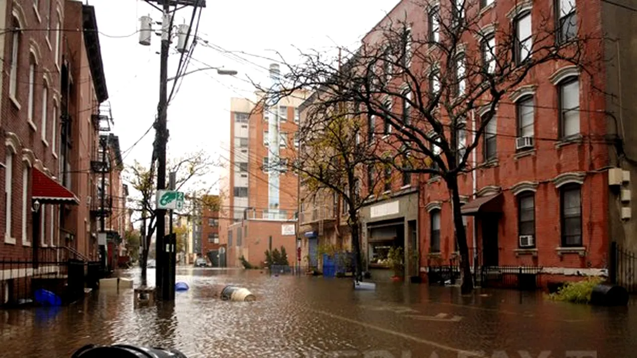 URAGANUL SANDY - Bilanţul victimelor a ajuns la 24 de morţi în New York