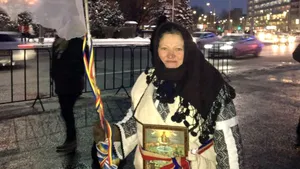 VIDEO Tanti Lucreţia a ajuns şi la protestele de la Cotroceni. Oamenii: Ori eşti cu noi, ori cu ei