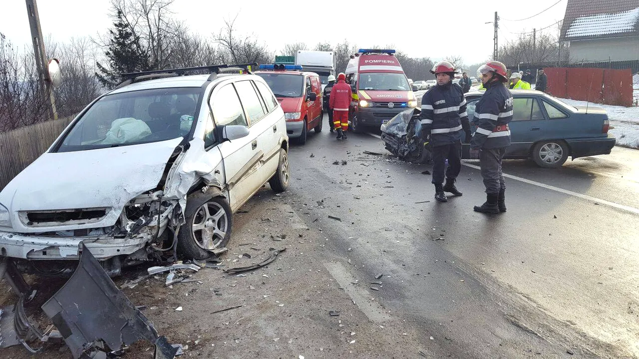 Cinci persoane rănite, după ce două maşini s-au răsturnat în judeţul Sibiu