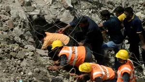 India: Bilanţul final al prăbuşirii imobilului din Mumbai este de 60 de morţi. Autorităţile au încetat căutările