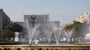 Măsuri anticaniculă. Apa Nova oferă sprijin autorităţilor şi bucureştenilor prin amânarea lucrărilor de mentenanţă, funcţionarea celor 59 de cişmele şi livrarea de apă prin minicisterne