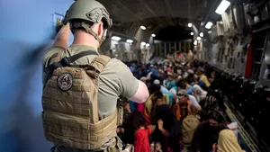 Un bebeluş de doar două luni, pierdut în haosul unui transport aerian din Afganistan în august, a fost găsit. „Aventura” micuţului