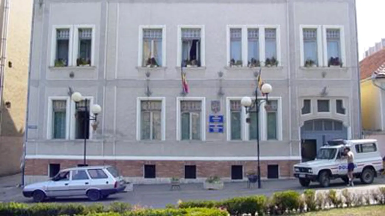 Un zid al Primăriei din Tăşnad s-a prăbuşit