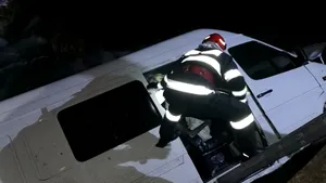 Un microbuz în care se aflau nouă persoane a căzut în râul Bicaz | FOTO