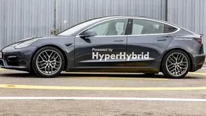 Primul hibrid Tesla Model 3 parcurge 50 de kilometri cu un litru de benzină 