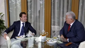 Medvedev îi sugerează lui Voronin că va colabora cu opoziţia democrată