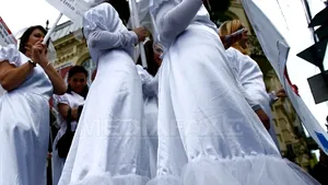 Defilare a mireselor pe Magheru. Ce eveniment vor promova - VIDEO