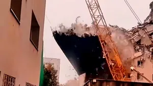 Imagini spectaculoase în Rahova: etajele superioare ale blocului distrus de explozie s-au prăbușit în timpul lucrărilor