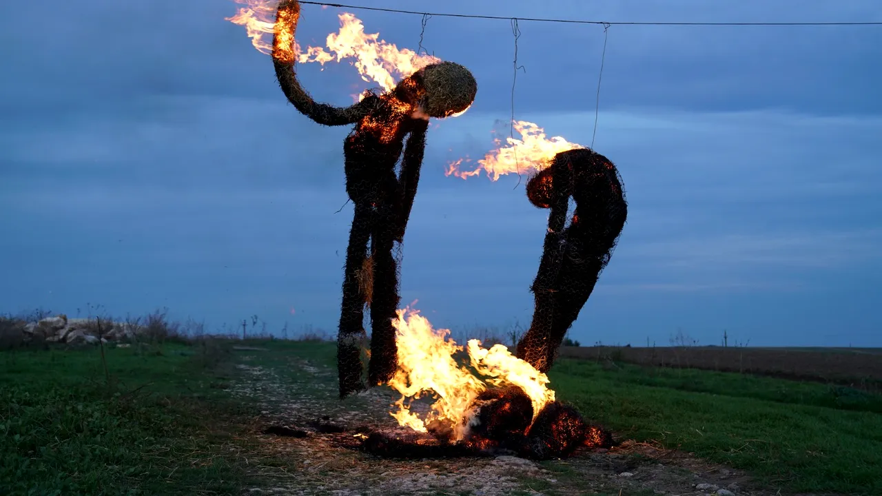 Omul de paie - alegătorul de 35 de ani de libertate, faţă-n faţă cu busturi de preşedinţi şi ciorile lor vopsite, în expoziţia manifest social N.P.C. a sculptorului Lucian Ţăran