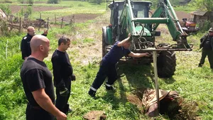 Cluj: Cal căzut într-o fântână de 2 metri, salvat de pompieri cu ajutorul unui buldoexcavator