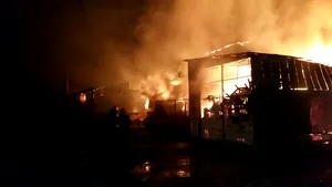 VIDEO. Intervenţie dificilă a pompierilor, la Agigea, la un depozit care arde violent