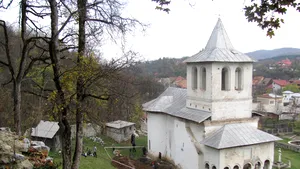 Acuzaţii de săpături arheologice ilegale la mănăstirea din Baia de Aramă. Poliţia a declanşat o anchetă - FOTO