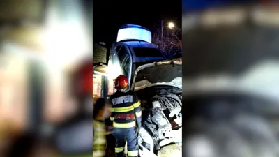 SOCIAL O mașină în care se aflau patru oameni a ajuns pe acoperișul unei case din Prahova. Nimeni nu a fost rănit