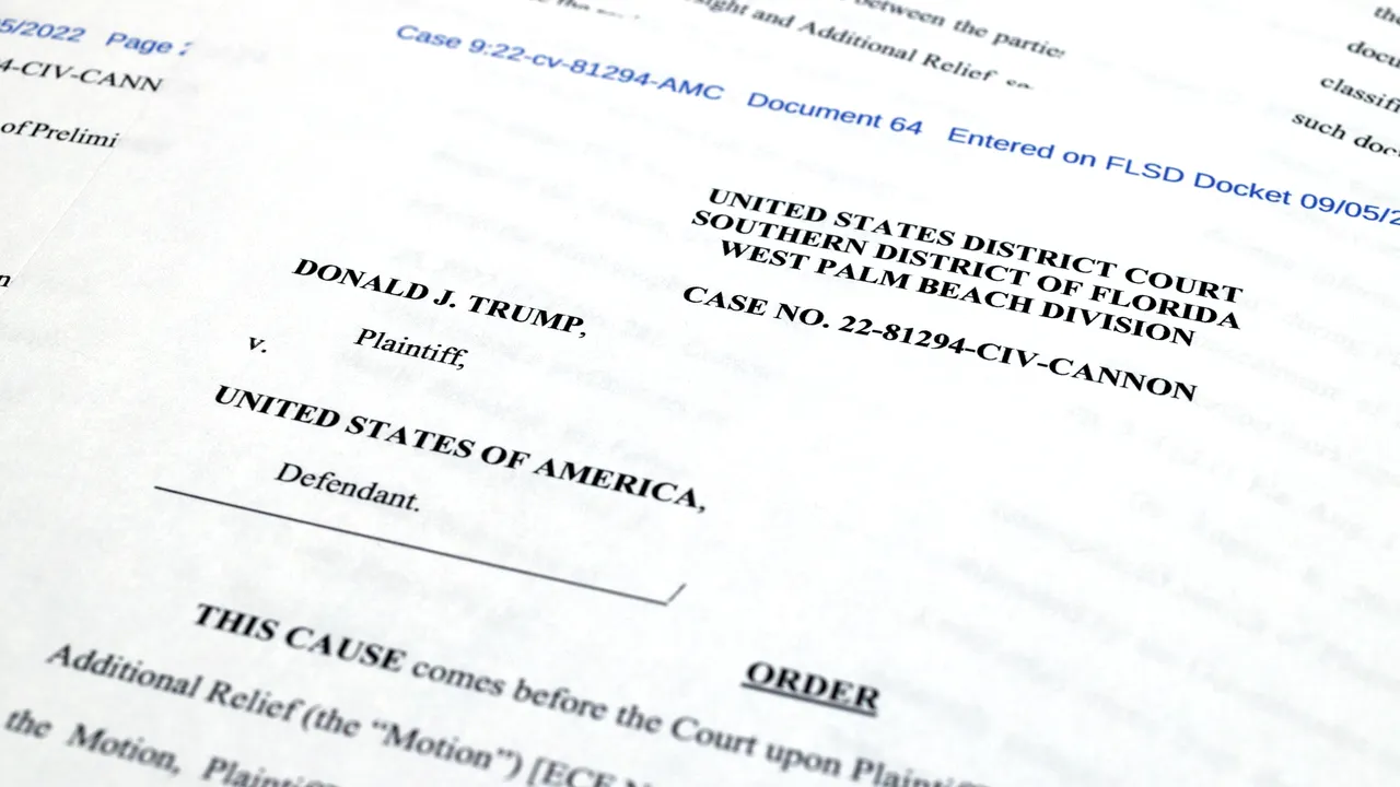 Alegătorii din SUA, preocupaţi în egală măsură de documentele clasificate găsite la Trump şi Biden 