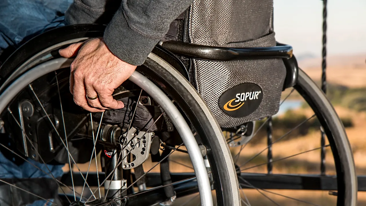 Persoanele cu handicap grav sau accentuat vor primi un spor de 15% la salariu