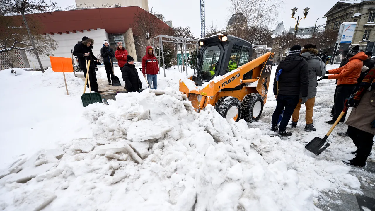 Utilajele pentru deszăpezire din judeţul Arad circulă fără material antiderapant. Contractul va fi reziliat