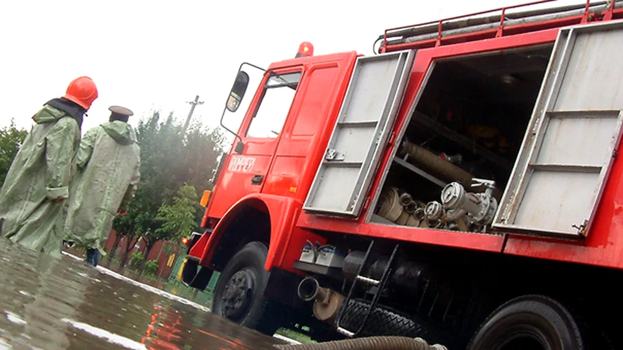 Craiova: 40 de case afectate, iar alte trei în pericol de prăbuşire din cauza inundaţiilor