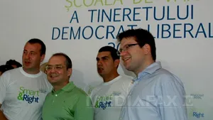 Cum au petrecut tinerii din PDL la şcoala de vară. Presa, îndepărtată de bodyguarzi - VIDEO