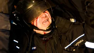 Un jandarm a fost lovit cu pumnii şi cu picioarele de doi protestatari din Piteşti