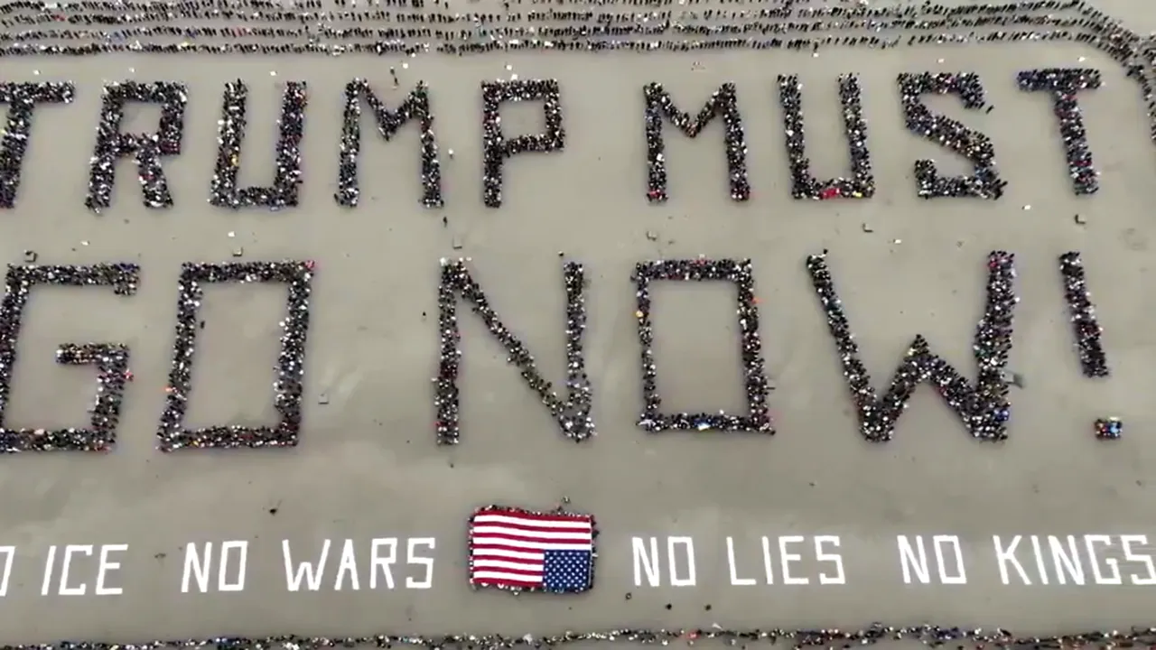 Mii de oameni au format din corpurile lor un mesaj uriaș anti-Trump pe o plajă din California