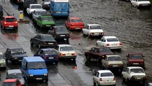 Inundaţiile afectează traficul RATB în Bucureşti